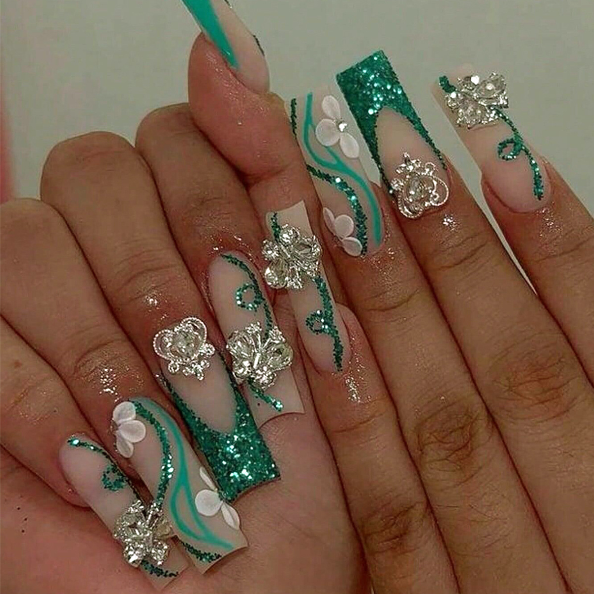 Fausse colle brillante sur poi - Nail Art Design avis et prix