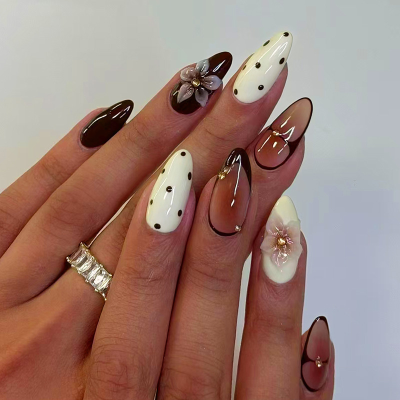 24 faux ongles amande prêts à  - Nail Art Design avis et prix